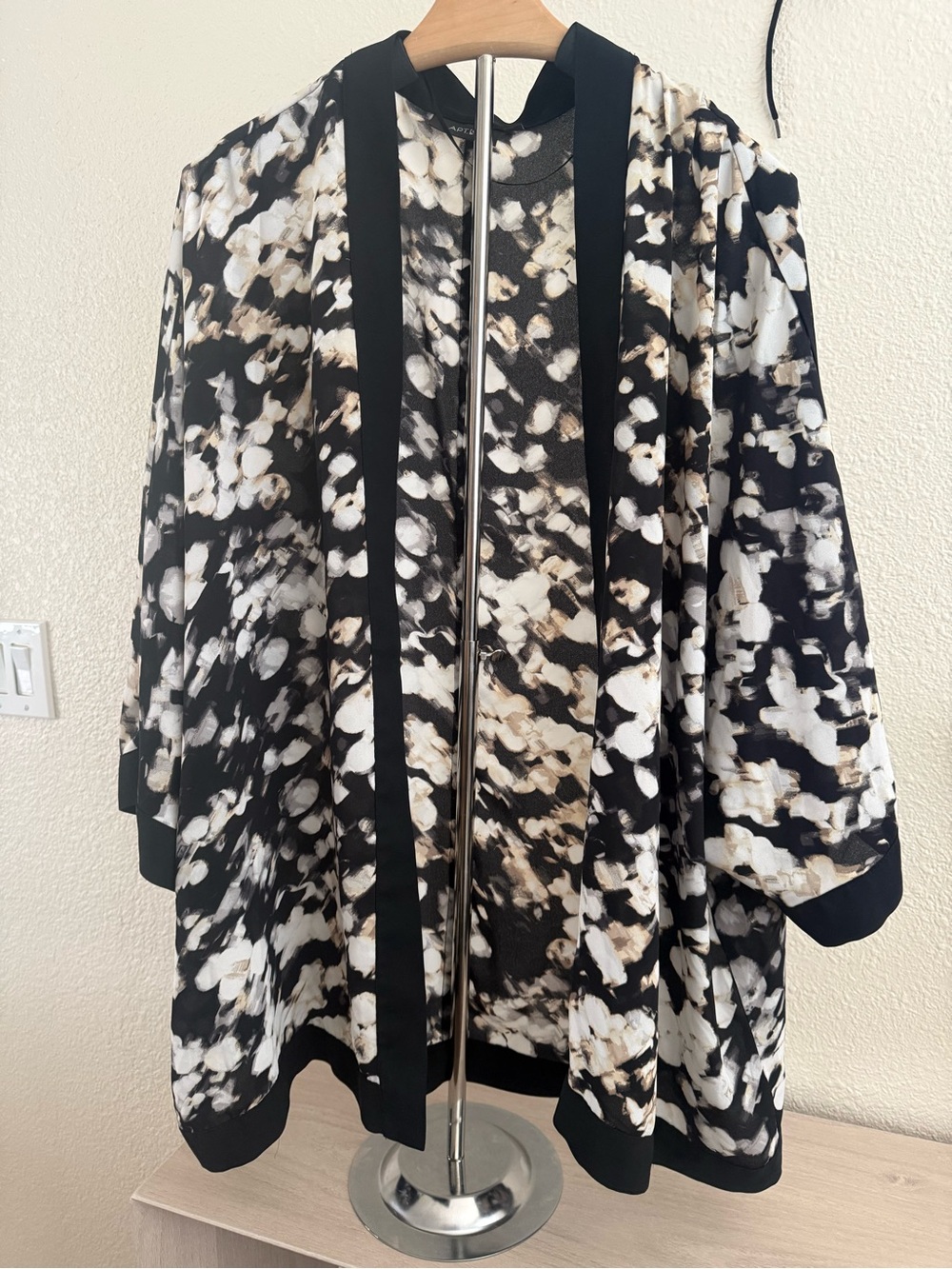 Apt. 9 Black and White Floral Open-Front Cape
